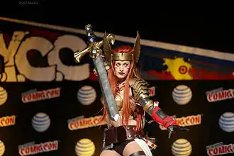 jeune femme déguisée en Angela