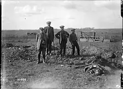 Journalistes néo-zélandais sur le front à Haplincourt en août 1918.