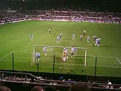 Zulte Waregem, en bleu clair, face à Newcastle en Coupe UEFA