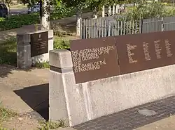 Première plaque du mémorial du village olympique.