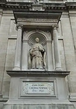 Statue du cardinal Newman à l'extérieur de l'église.