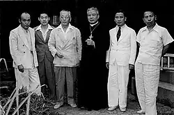 Photographie de Ngo Dinh Thuc et son frère Ngô Đình Diệm à sa droite avec d'autres hommes au Japon en 1950