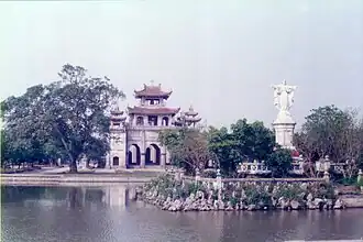 Vue générale avec la statue du Christ et l'étang.