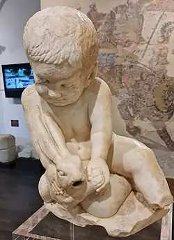 Niño con liebre de la Villa del Mitra (Musée archéologique de Cabra).