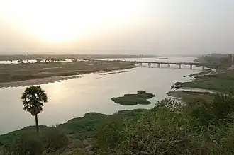 Le fleuve Niger, le pont Kennedy et une partie du centre-ville de Niamey (à droite), pris du toit du bâtiment VNU, vers le nord-ouest (mai 2006).