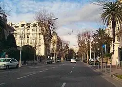 Le boulevard de Cimiez à mi-hauteur, vers la colline de Cimiez, direction nord-ouest. À gauche, le palais Prince de Galles.