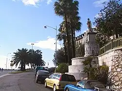 Le square Guynemer à droite, vu du quai Lunel.