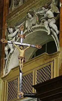 La Croix fixée sur la chaire.