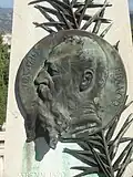Franco Ignazio, Médaillon en bronze par Fabio Stecchi sur sa tombe, cimetière du Château, Nice