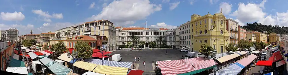 Vue panoramique à 180° d'un marché prise depuis un immeuble.