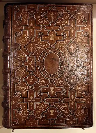 Photo du premier plat d'une reliure XVIe siècle, à petits fers.