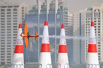 Nicolas Ivanoff en course, le 17 avril 2009 à Abu Dhabi lors de la première épreuve de la saison de la Red Bull Air Race.