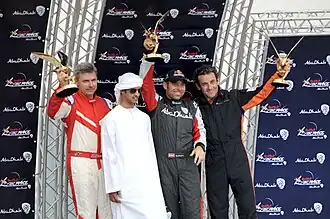 Nicolas Ivanoff sur le podium après avoir obtenu la 3e place, le 17 avril 2009 à Abu Dhabi lors de la première épreuve de la saison de la Red Bull Air Race.