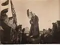 Nicolas Tcheidze, haranguant une foule de marins devant le Palais de Tauride (Petrograd, 1917).