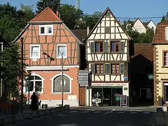 Commerces, avec façades typiques, sur la rue du Maréchal Leclerc.