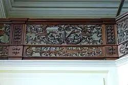 Détails du garde-corps de tribune.