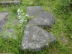 Dalle funéraire de Marguerite de Senon (ou Senones) (morte en 1370) représentant un linceul, le suaire encore relevé, avec les mains jointes en prière.