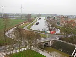 Het Nieuw Bedelf (links) en het kanaal Plassendale-Nieuwpoort