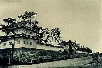 Le château de Nijō, remparts et douves au sud, vers 1902.