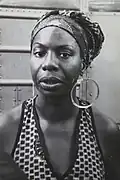 Nina Simone, surnommé la « High Priestess of Soul » en français : «&nbsp;Grande prêtresse de la soul&nbsp;» et figure du Mouvement des droits civiques.