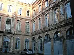 Castagnier d'Auriac : façade latérale sur cour.