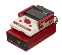 Photo de la Famicom Disk System branchée sur la Famicom.