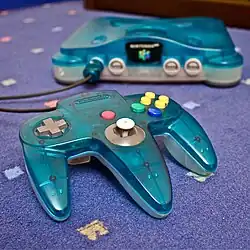 Manette de jeu d'une Nintendo 64.