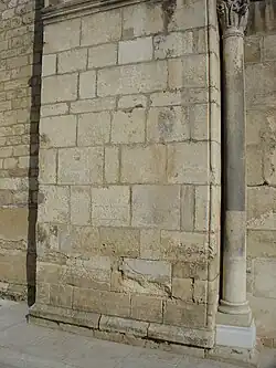 Indication du niveau des crues historiques de la Saône sur l'église Notre-Dame de Belleville.
