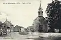 L'église paroissiale et la place du village au début du XXe&nbsp;siècle (carte postale).