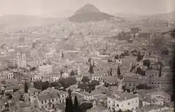 Photo en noir et blanc d'un paysage urbain.