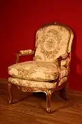 Fauteuil à la Reine garni d'un coussin réalisé par les Ateliers Allot Frères.
