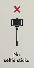 Message interdisant l'usage d'une perche à selfie. Musée de Brisbane (2015).