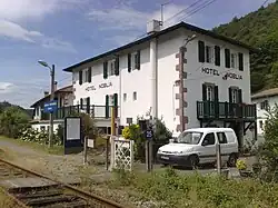 L'hôtel derrière la halte.