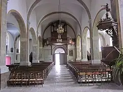La nef et l'orgue de l'église.