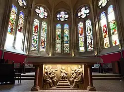 Autel et vitraux du chœur.