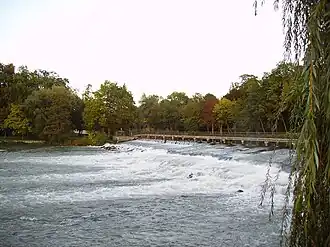Le déversoir et la passerelle le long de la Seine, à l’extrémité sud de l’île Olive