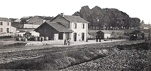 La gare et le Tacot à Nogent-le-Haut en 1909.