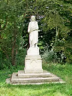 Statue de la Vierge, près de la voie ferrée.