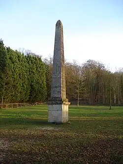 L'obélisque de 1809, rue Alain-Bernier, à l'est du château, dislocé vers ce lieu en 1932.