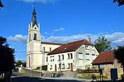 Vue d'une arche en pierre enjambant une rue encaissée.