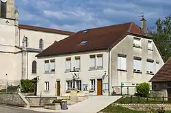 Bâtiment regroupant la mairie et l'école du village de Noironte