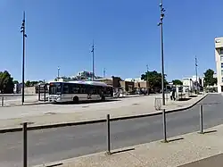 Gare routière, avec le bâtiment voyageurs en arrière-plan.
