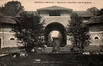 La fontaine à l'entrée du haras de Villeflix.