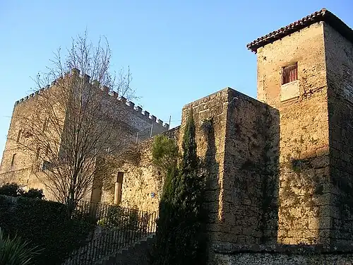 Tours des remparts près du donjon Lacataye.