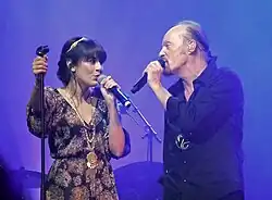 Photographie de Nolwenn Leroy et Alan Stivell chantant en duo