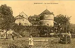 Les jardins du château et la tour.