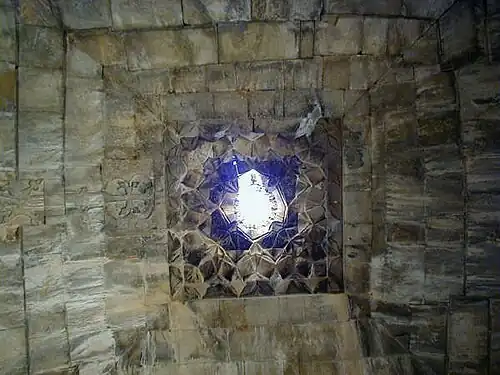 Carré central du gavit, orné de stalactites et doté au centre d'une lucarne (erdik).