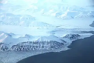 Vue aérienne vers l'est de la montagne d'Ingeborgfjellet (premier plan), du glacier et de la plaine de Berzeliusdalen.