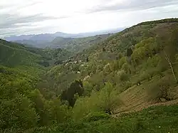 Au carrefour entre les routes D33 (provenant de Riverenert) et 18B (provenant de Rimont), vue sur des hameaux visibles plus bas, Les Cabesses et Rouge.