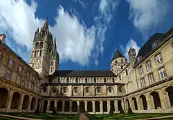 Vue de puis le cloître au sud de l'église.